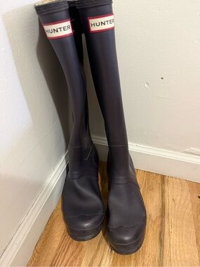 Hunter Tall Rain Boots in Dark Plum Size 8